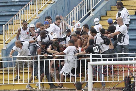 Một fan của Atletico PR bị các CĐV Vasco da Gama tấn công dã man
