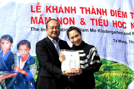 Ông Kato Katsuyasu trao kỷ niệm chương đoàn kết cho bà Vũ Quỳnh Hương - đại diện báo Dân Việt