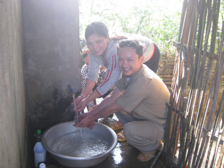 Cùng với người dân trong thôn, gia đình Trưởng thôn La Văn Kiêm  được sử dụng nước sạch từ nhiều năm nay.