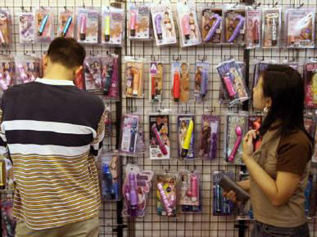 Không nhiều quý bà Việt dám đi mua sex toy tại nơi công cộng một cách thản nhiên như thế này