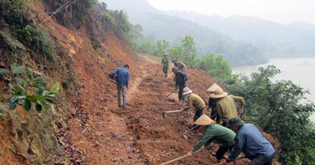 Sau khi có sự hỗ trợ của nhóm thiện nguyện, người dân xóm 7 Sơn Thọ sửa chữa đường vào thôn. Ảnh: Báo Hà Tĩnh