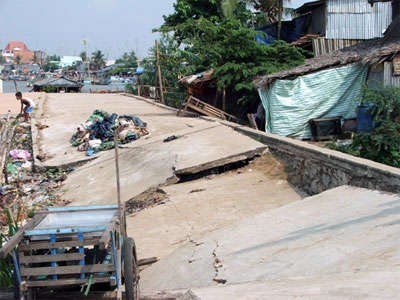 Một vụ sạt lở đất tại thành phố Long Xuyên, An Giang vào năm 2010. (nguồn ảnh: QĐND)