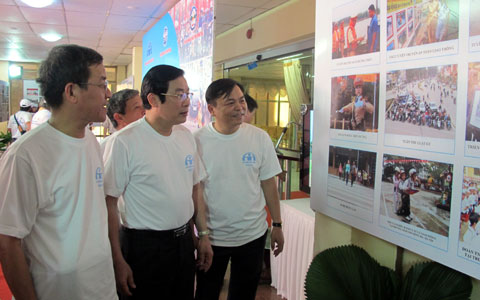 Bộ trưởng Nguyễn Bắc Son và Phó chủ tịch Ủy ban ATGT Quốc gia xem triển lãm ảnh ATGT tại tỉnh Đồng Nai sáng 10.12 (Nguồn ảnh: VNN)