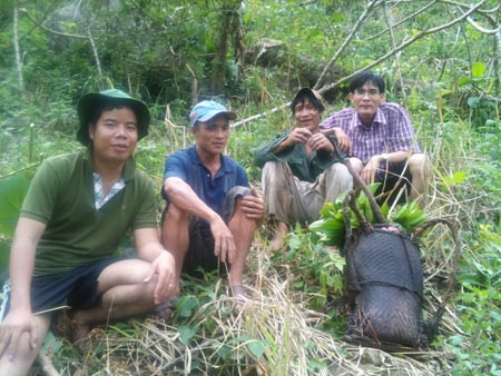 P.v Nhật Thảo (phải) và P.v Hồ Văn Năm (trái) người rừng Lang cùng người thân tại nơi ở cũ.