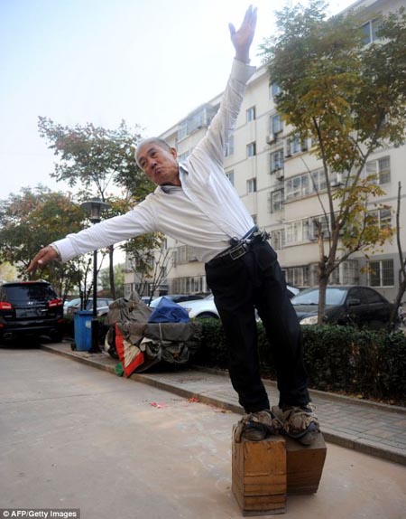 Ông Zhang Fuxing đi lại trên đôi giày sắt nặng tới 400 kg.