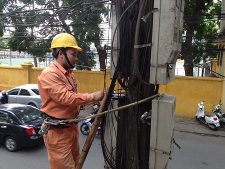 Sửa chữa đường dây điện tại Hà Nội.