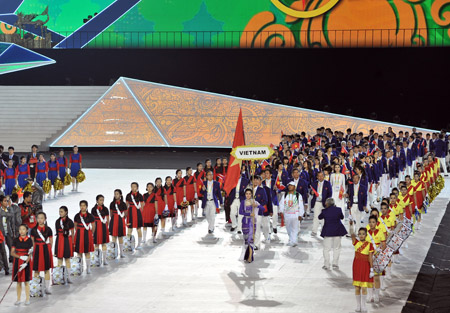 SEA Games nói chung và thể thao nói riêng đang không thu hút sự quan tâm  của công chúng. Ảnh: Đoàn thể thao Việt Nam tại lễ khai mạc tối 11.12.