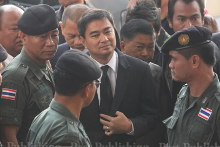 Cựu Thủ tướng Abhisit đến tòa án ngày 12.12. Bangkokpost