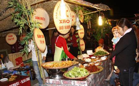 Ốc xào Vân Béo bày bán cho khách thập phương tại chợ quê ẩm thực trong Liên hoan Trà lần thứ nhất - Thái Nguyên 2011 