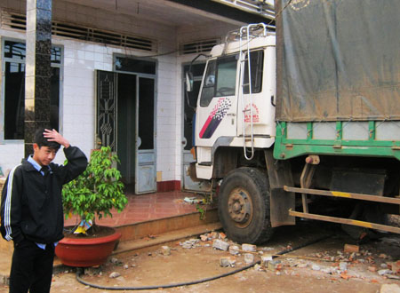 Khi đâm vào tường nhà chiếc xe mới dừng lại.