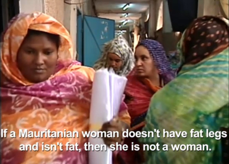 Đoạn phim tư liệu có dòng chữ: “Nếu một phụ nữ Mauritania không chân béo và không mập, người đó không phải đàn bà”