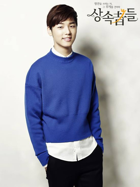 Kang Min Hyuk - thành viên của C.N.Blue, người thủ vai Yoon Chan Young trẻ trung với áo len màu xanh.
