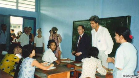 Ngoại trưởng Mỹ John Kerry trong một chuyến thăm Việt Nam đầu năm 1990.