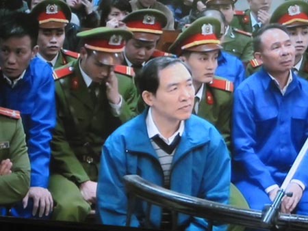 Dương Chí Dũng và Mai Văn Phúc nghe đại diện VKS buộc tội.