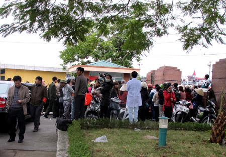 Người dân vây kín cổng trụ sở UBND huyện Hải Hà ngày 15.12. 