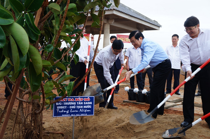 Chủ tịch nước Trương Tấn Sang (áo xanh) trồng cây lưu niệm tại Tượng đài Mẹ Việt Nam anh hùng.