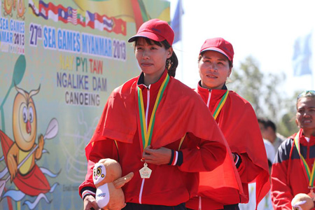 Lê Thị An và Trần Thị Sâm rạng rỡ khi đoạt huy chương vàng đầu tiên về cho rowing Việt Nam