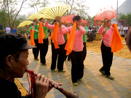 Mùa cưới của người Giáy thường tổ chức từ tháng 10 năm trước đến tháng 2 âm lịch năm sau. Ảnh: Internet