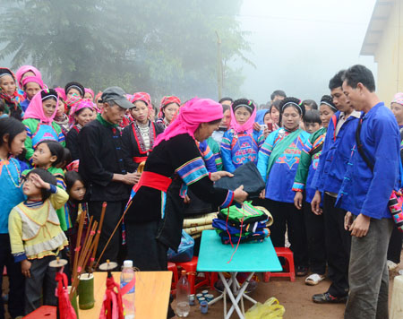 Hình thức “hát kể” trong đám cưới của người Phù Lá bắt đầu khi ông mối, đại diện cho nhà trai hát tuyên bố lí do đến nhà gái. Ảnh minh họa