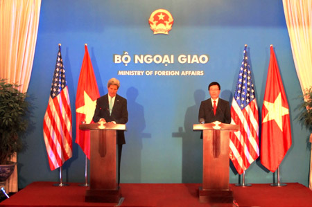 Ông John Kerry cho biết: “Mỹ ủng hộ ASEAN để sớm đạt được một Bộ Quy tắc ứng xử trên Biển Đông. Một bộ quy tắc như thế này sẽ giúp các nước có thể tránh được những tính toán sai khiến căng thẳng leo thang”.