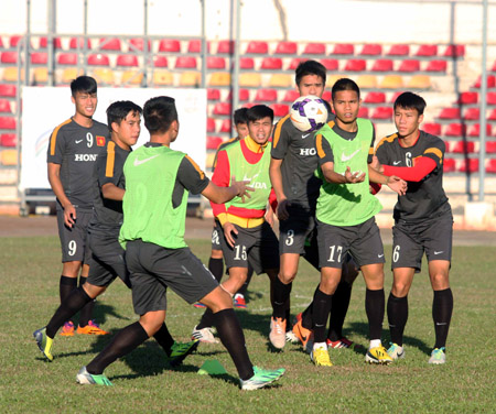 U23 Việt Nam vui vẻ tập bóng… ném trước trận cầu sinh tử với U23 Malaysia.