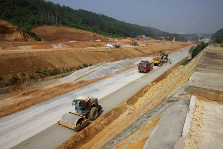 Thi công tuyến đường cao tốc Hà Nội – Lào Cai.