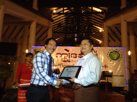 Ông Lê Quốc Phong - Tổng Giám đốc Công ty Phân bón Bình Điền trao chứng nhận Tổng Đại lý phân bón Đầu Trâu  tại Myanmar cho ông Aung Kyaw - Tổng Thư ký Hiệp hội Lúa gạo Myanmar.