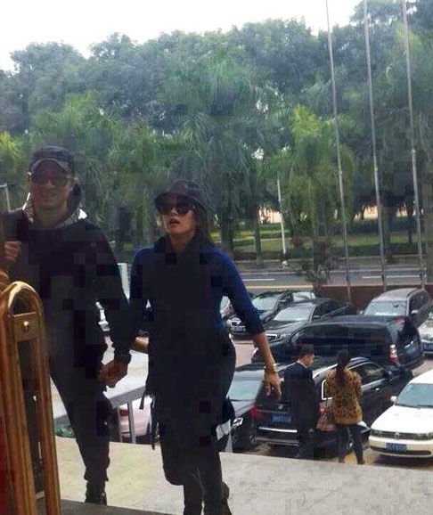 Uông Phong nắm chặt tay Chương Tử Di vào một khách sạn ở Chu Hải.