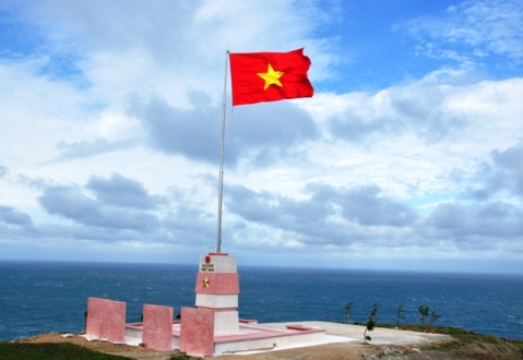 Cột cờ Tổ quốc trên đảo Lý Sơn hướng về phía vùng biển Hoàng Sa. (Nguồn ảnh: Dân trí)