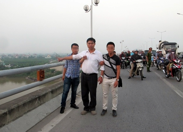 Giám đốc TMV Cát Tường chỉ nơi ném xác nạn nhân ở cầu Thanh Trì.