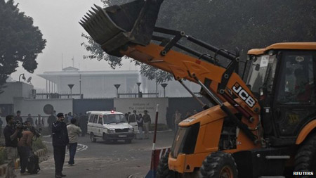 Hàng rào chắn an ninh xung quanh Đại sứ quán Mỹ tại New Delhi bị dỡ bỏ. Reuters