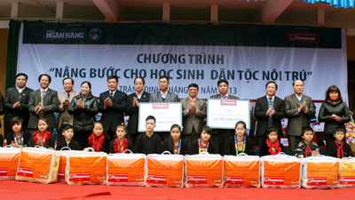Ban tổ chức chương trình trao quà cho học sinh 2 trường nội trú của huyện Tràng Định và huyện Văn Lãng (Nguồn ảnh: Báo Lạng Sơn)