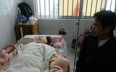 Bà Nguyễn Thị Minh Tuân đang nằm điều trị tại bệnh viện.