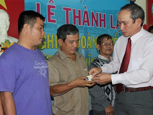 Ông Nguyễn Hòa, Chủ tịch LĐLĐ tỉnh Khánh Hòa, trao thẻ cho đoàn viên Nghiệp đoàn Nghề cá phường Vĩnh Phước (Nguồn ảnh: NLĐ)