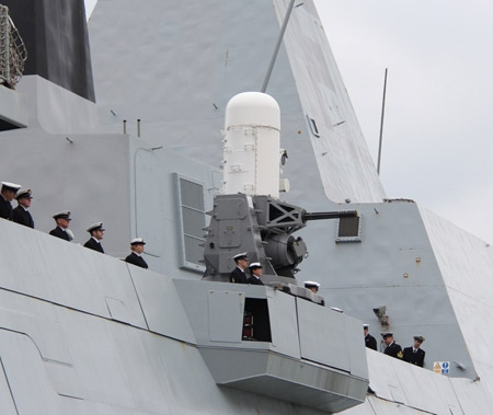 Vũ khí hạng nặng bên hông tàu HMS Daring