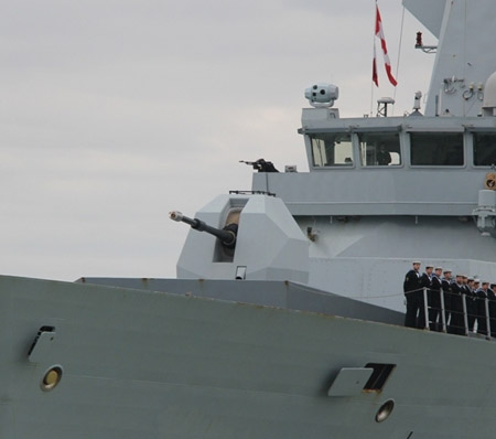 Pháo tự hành phía trước mũi tàu HMS Daring