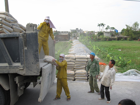 Chuyển xi măng hỗ trợ của tỉnh đã về tới Nam Thắng, Tiền Hải. (Nguồn ảnh: Báo Thái Bình)
