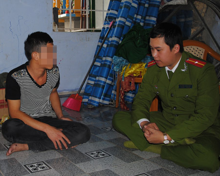 Thiếu úy Nguyễn Thanh Tùng thăm hỏi và nhắc nhở đối với Đặng H- người vừa ra tù về tội trộm cắp tài sản.