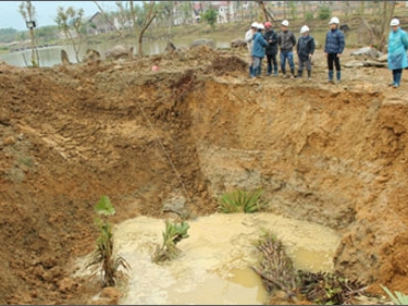 Hiện trường sự cố vỡ đường ống nước từ sông Đà về Hà Nội đoạn đi qua địa bàn xã Tiến Xuân, huyện Thạch Thất (Ảnh: Dân trí).