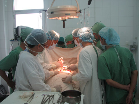 Các bác sĩ Bệnh viện Đa khoa tỉnh Quảng Nam đang mổ cấp cứu bệnh nhân. 
