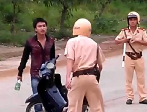 Bị dừng xe vì không đội mũ bảo hiểm, một thanh niên đã thóa mạ, cầm vỏ chai bia dọa đánh hai cảnh sát giao thông tại Lạng Sơn.