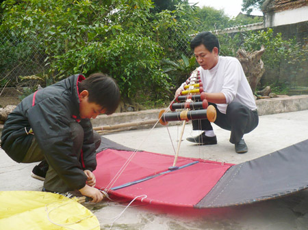 Hai thế hệ cha và con cùng đam mê chơi diều sáo.