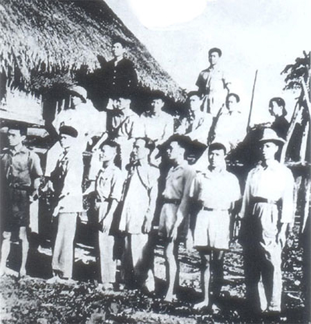 Đồng chí Nguyễn Chí Thanh (hàng giữa, thứ hai từ trái sang) cùng Ban lãnh đạo Khu ủy và Bộ chỉ huy Phân khu Bình Trị Thiên năm 1948. Ảnh tư liệu.
