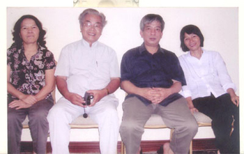 Tác giả (thứ hai, từ trái sang) với các con của anh Thanh, chị Cúc tại gia đình ở Hà Nội. (Ảnh do gia đình cung cấp).