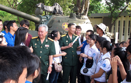 Đại tá Bùi Quang Thận kể chuyện lịch sử cho lớp trẻ khi còn sống.