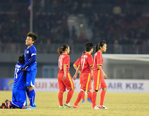 Tuyển nữ Việt Nam (áo đỏ) để thua Thái Lan 1-2 trong trận chung kết tối qua. Ảnh: Đức Đồng.