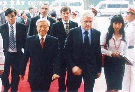 Diệu Linh (ngoài cùng bên phải) trong đoàn đại biểu cấp cao Quốc Hội Ukraine do ngài Litvin Vladimir dẫn đầu sang thăm Việt Nam năm 2010.