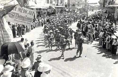 8h sáng ngày 10/10/1954, Trung đoàn Thủ đô thuộc Đại đoàn 308 tiến vào giải phóng Hà Nội trong rừng cờ hoa rực rỡ, trong tiếng reo hò của 20 vạn nhân dân Thủ đô