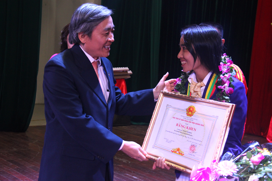 Ông Lê Quang Thích, PCT UBND tỉnh trao thưởng cho VĐV Phạm Thị Bình