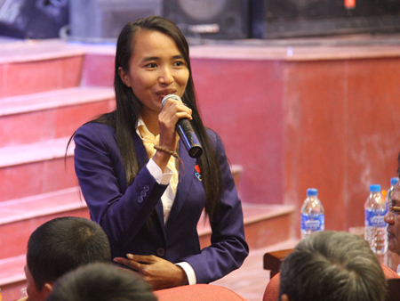 VĐV Phạm Thị Bình trả lời câu hỏi tại buổi giao lưu với khán giả do UBND tỉnh tổ chức